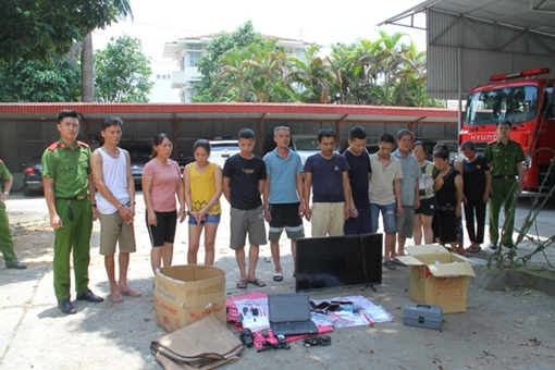 Triệt phá tụ điểm đánh bạc qua mạng, bắt giữ 13 đối tượng